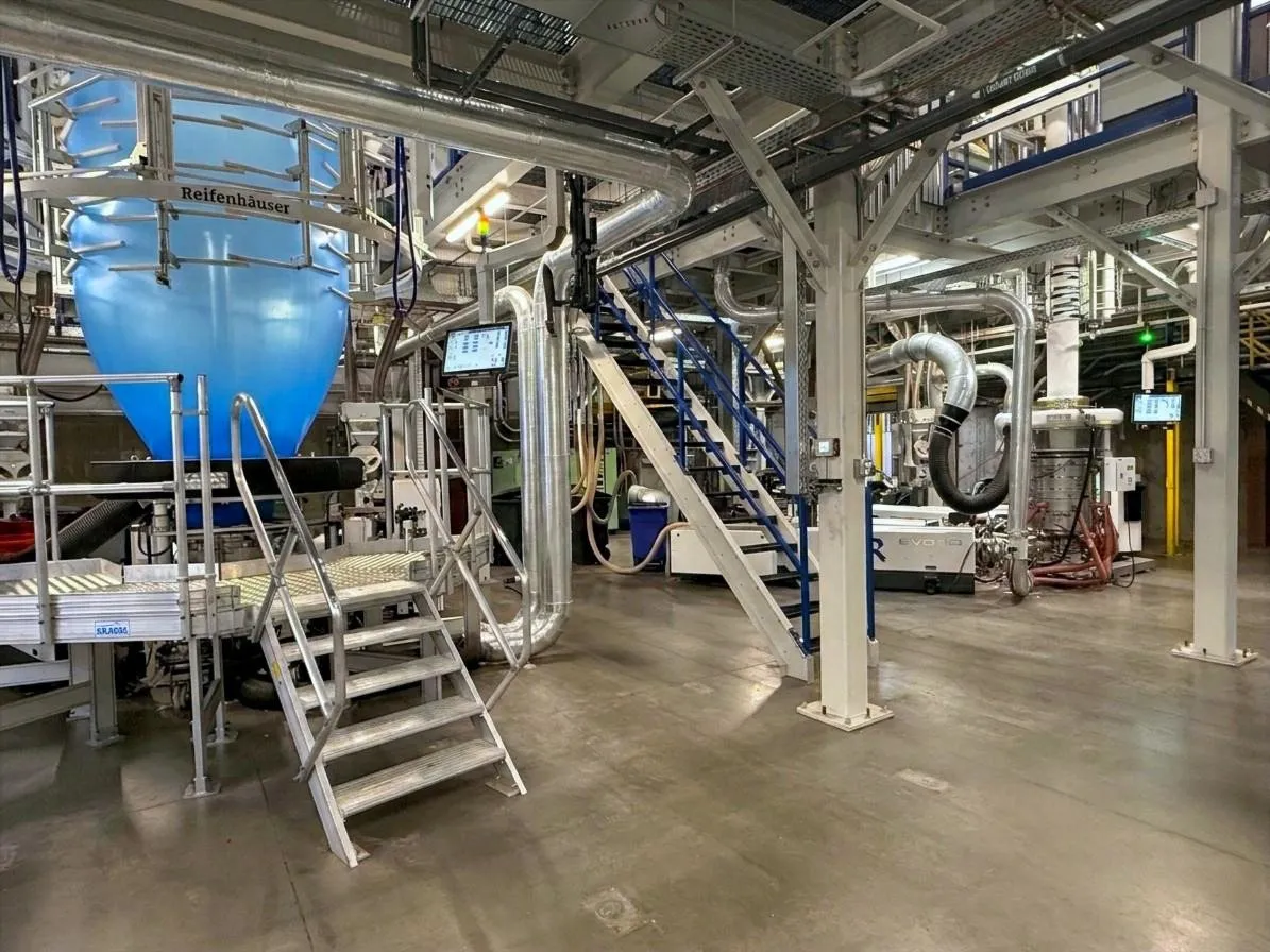 Extrusion line with a blue film bubble